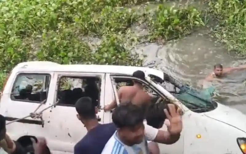 মাইক্রোবাস খালে পড়ে নারী নিহতের ঘটনা, উদ্ধার কাজ চলছে. Channel i News - চ্যানেল আই নিউজ