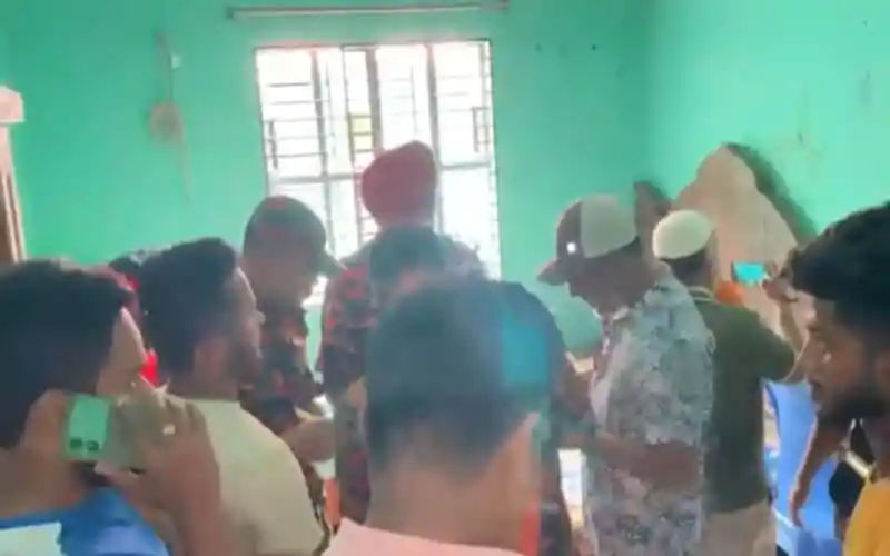 নারায়ণগঞ্জে গ্যাস বিস্ফোরণে দগ্ধদের চিকিৎসা চলছে. Channel i News - চ্যানেল আই নিউজ