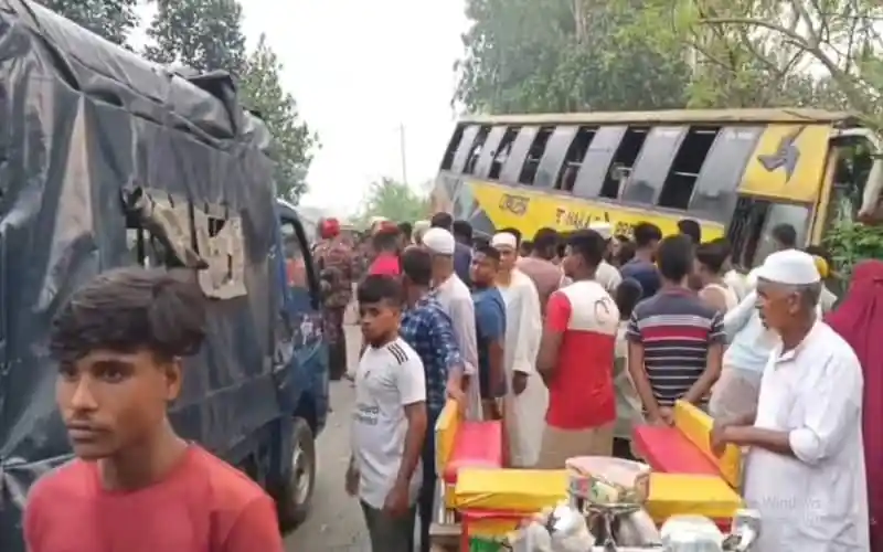 সিরাজগঞ্জে বাসচাপায় নিহতদের জন্য শোক প্রকাশ ও শোকসভা।. Channel i News - চ্যানেল আই নিউজ