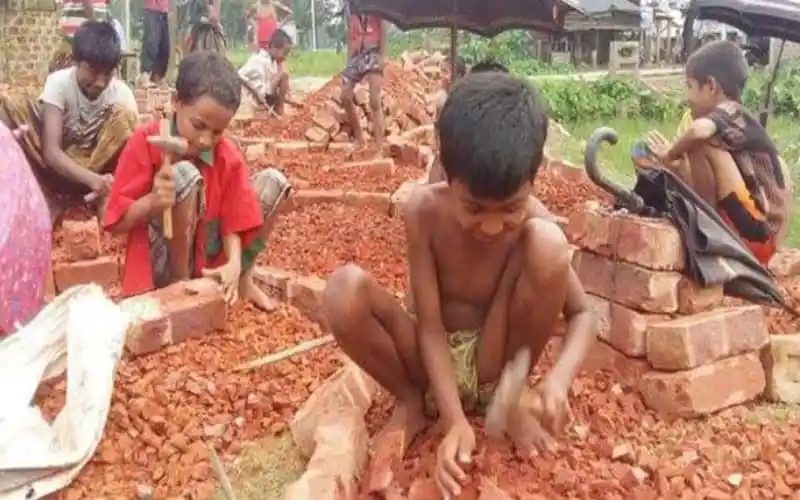 শ্রমরত শিশুদের ছবি, নির্মাণ কাজের জন্য ব্যস্ত. Channel i News - চ্যানেল আই নিউজ