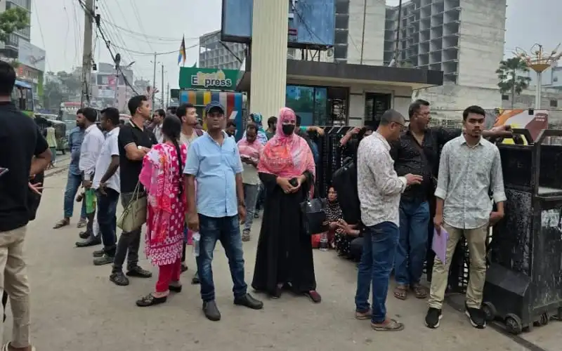 বাংলাদেশে ভিসা আবেদনকারীদের দীর্ঘ লাইন, চ্যানেল আই অনলাইন. Channel i News - চ্যানেল আই নিউজ