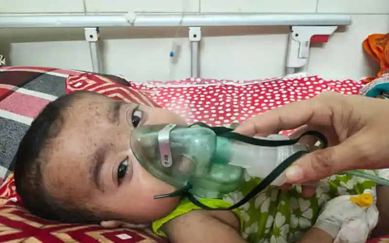 শিশু রোগী অক্সিজেন মাস্ক পরা, হাসপাতালে চিকিৎসাধীন. Channel i News - চ্যানেল আই নিউজ