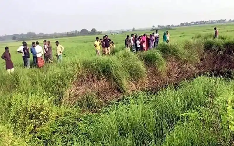জনগণ নদীর পাশে মৃতদেহের দিকে তাকাচ্ছে, অপহরণের ৯ দিন পর উদ্ধার. Channel i News - চ্যানেল আই নিউজ