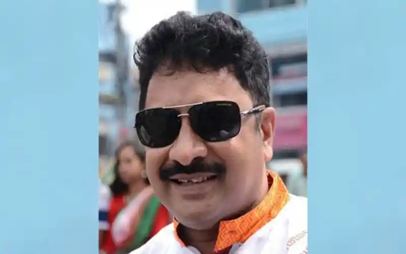 বাংলাদেশের একজন যুবদল নেতা, সানগ্লাসে মুখোশধারী, জনসম্মুখে দাঁড়িয়ে।. Channel i News - চ্যানেল আই নিউজ