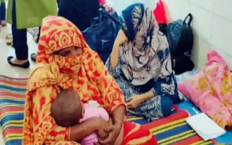 শিশুদের জন্য হাসপাতালে অপেক্ষমাণ মা ও পরিবারের সদস্যরা. Channel i News - চ্যানেল আই নিউজ