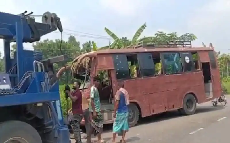 বাসের সঙ্গে ট্রাকের সংঘর্ষে আহতরা হাসপাতালে নেওয়া হচ্ছে. Channel i News - চ্যানেল আই নিউজ