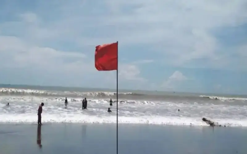 সাগরে লাল পতাকা উড়ছে, ঝড়ের আশঙ্কায় সতর্ক সংকেত. Channel i News - চ্যানেল আই নিউজ