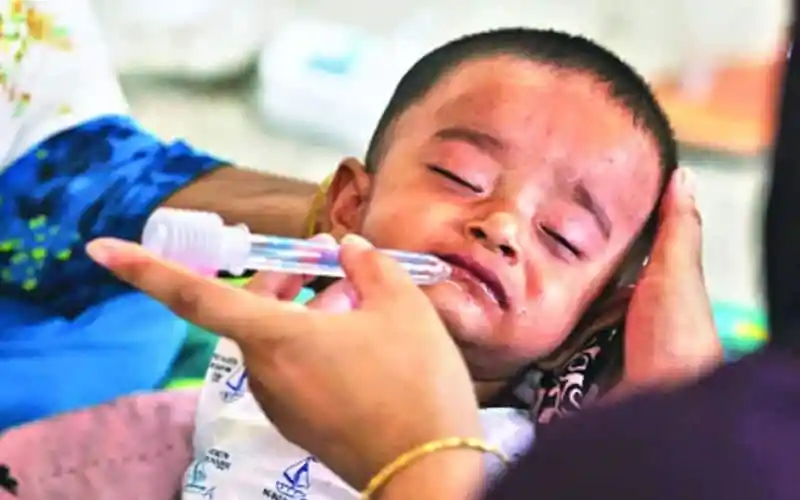 অসুস্থ শিশুর মুখে চিকিৎসকের ঠাণ্ডা জল দেওয়ার চেষ্টা।. Channel i News - চ্যানেল আই নিউজ