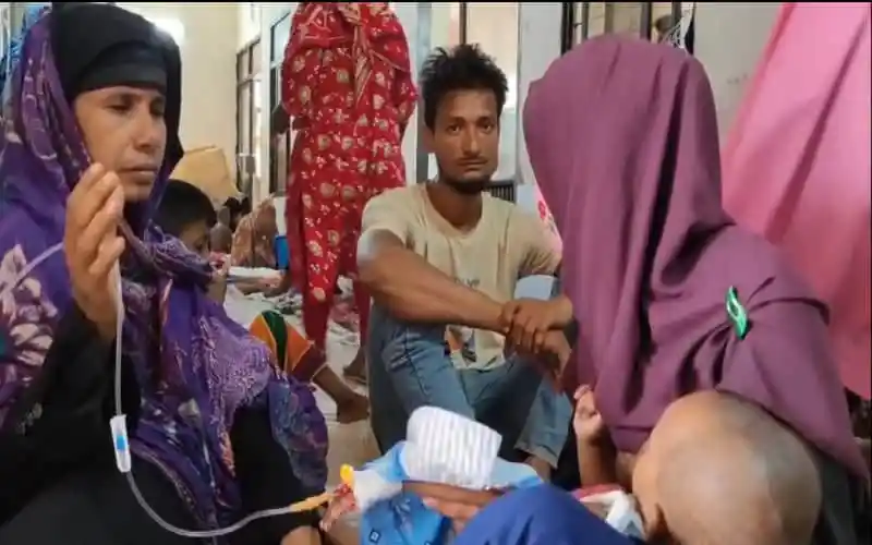 নোয়াখালীতে হামে আক্রান্ত শিশুর চিকিৎসা চলাকালে পরিবারের সদস্যরা. Channel i News - চ্যানেল আই নিউজ