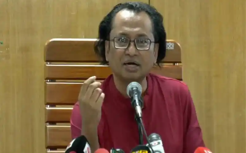 প্রধানমন্ত্রীর তথ্য উপদেষ্টা সাংবাদিকের প্রশ্নের উত্তর দিচ্ছেন. Channel i News - চ্যানেল আই নিউজ