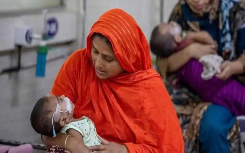 ময়মনসিংহে হামে আক্রান্ত শিশুর চিকিৎসা চলাকালে মা. Channel i News - চ্যানেল আই নিউজ