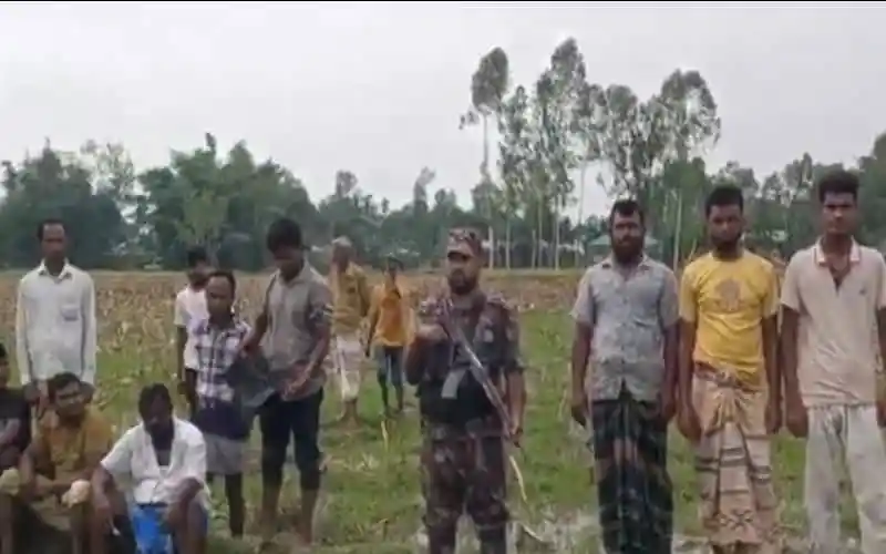 বিজিবি সদস্যরা লালমনিরহাটে ভারতীয় নাগরিকদের তল্লাশি করছে।. Channel i News - চ্যানেল আই নিউজ