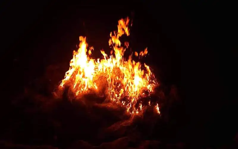 চট্টগ্রামে বস্তিতে ভয়াবহ অগ্নিকাণ্ডের ছবি, আগুন জ্বলছে. Channel i News - চ্যানেল আই নিউজ