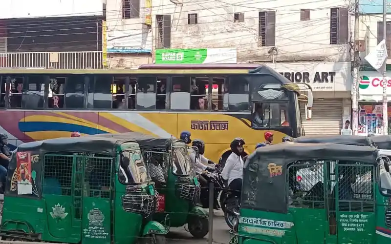 ঢাকায় যানজটের কারণে রাস্তায় যানবাহনের দীর্ঘ সারি।. Channel i News - চ্যানেল আই নিউজ
