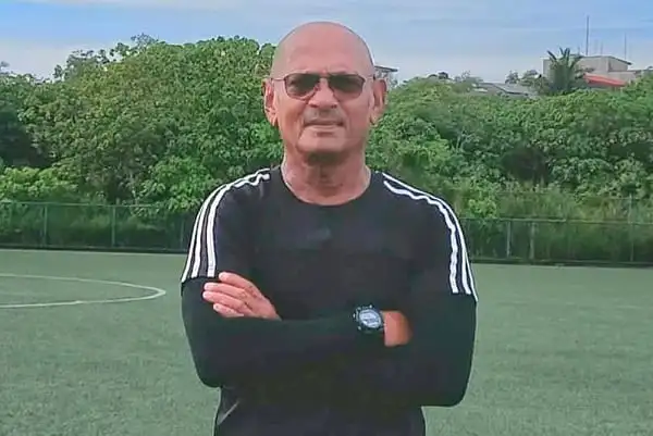 বয়সী পুরুষ কোচ বা খেলোয়াড় মাঠে দাঁড়িয়ে আছেন. Channel i News - চ্যানেল আই নিউজ