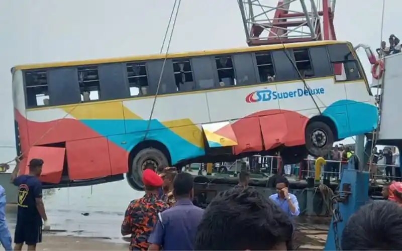 ফেরিঘাটে দুর্ঘটনায় বাসটি পানিতে ডুবে গেছে. Channel i News - চ্যানেল আই নিউজ