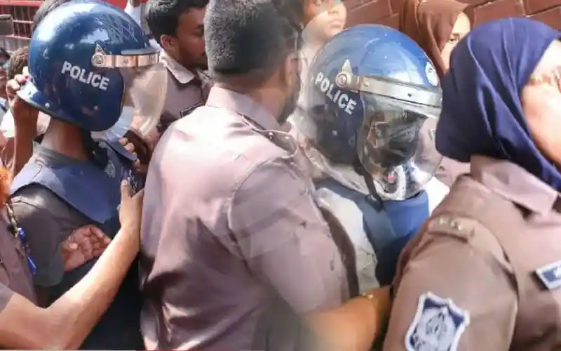 বাংলাদেশ পুলিশ সদস্যরা জনতার মাঝে অবস্থান করছে. Channel i News - চ্যানেল আই নিউজ