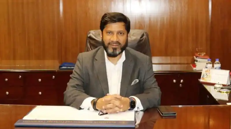 বিএসইসির চেয়ারম্যানের অফিসে বসে ছবি, পেশাদার পরিবেশ. Channel i News - চ্যানেল আই নিউজ