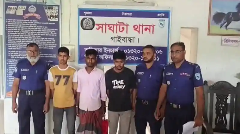পুলিশের সঙ্গে গ্রেপ্তারকৃত তিন যুবক, ছবি কিশোরীকে সংঘবদ্ধ ধর্ষণের অভিযোগে গ্রেপ্তার ৩ যুবক।. Channel i News - চ্যানেল আই নিউজ
