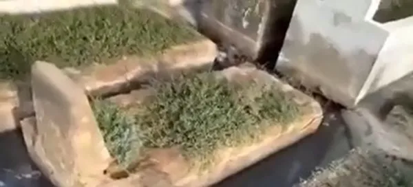 করাচির কবরস্থানে অব্যবস্থাপনা ও অপ্রশস্ততা দেখা যাচ্ছে. Channel i News - চ্যানেল আই নিউজ