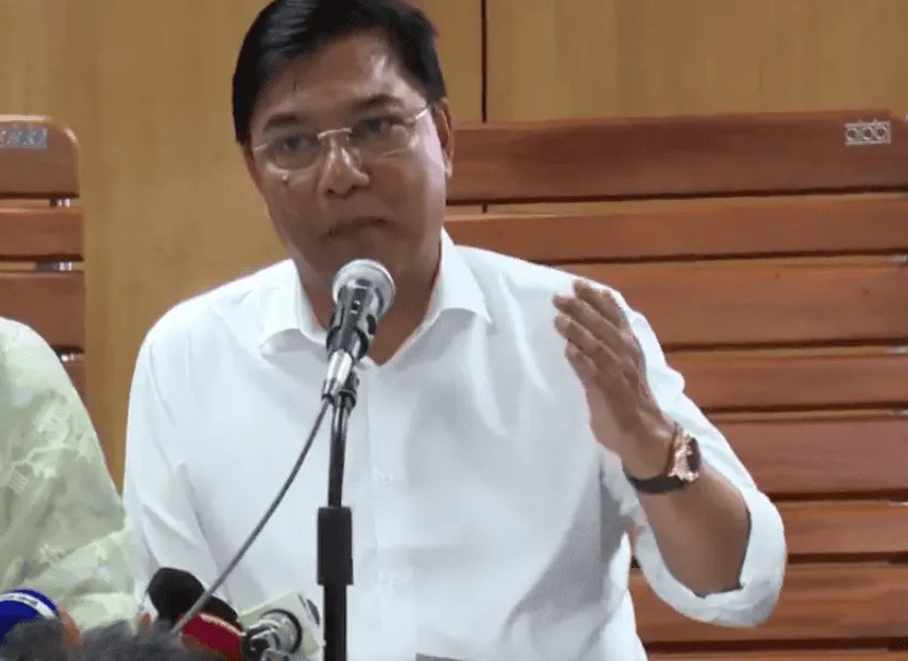 বাংলাদেশের একজন সরকারি কর্মকর্তা সংবাদ সম্মেলনে বক্তব্য দিচ্ছেন।. Channel i News - চ্যানেল আই নিউজ