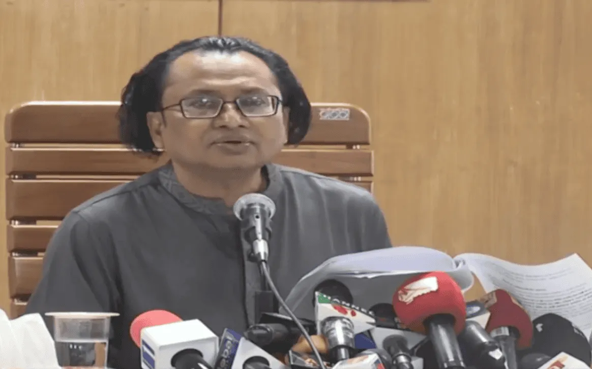 প্রধানমন্ত্রীর তথ্য উপদেষ্টা দিল্লি বিমানবন্দরে বক্তব্য দিচ্ছেন. Channel i News - চ্যানেল আই নিউজ