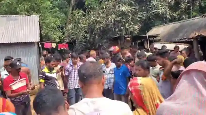 টাঙ্গাইলে ছাগল উদ্ধার করতে গিয়ে চারজনের মৃত্যু, ভিড় ও উত্তেজনা. Channel i News - চ্যানেল আই নিউজ