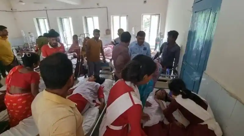 অসুস্থ শিক্ষার্থীদের চিকিৎসা নেওয়া হচ্ছে টাঙ্গাইলের স্কুলে. Channel i News - চ্যানেল আই নিউজ