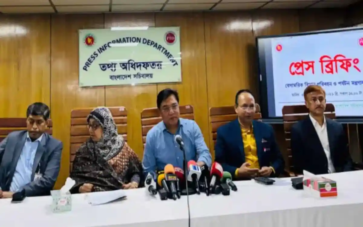 বিমানবন্দরে প্রেস ব্রিফিংয়ে কর্মকর্তারা উপস্থিত।. Channel i News - চ্যানেল আই নিউজ