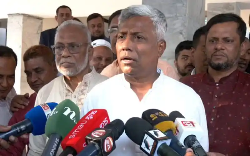 জ্বালানি প্রতিমন্ত্রীর সংবাদ সম্মেলনে বিভিন্ন মিডিয়ার ক্যামেরা ও মাইক্রোফোন।. Channel i News - চ্যানেল আই নিউজ
