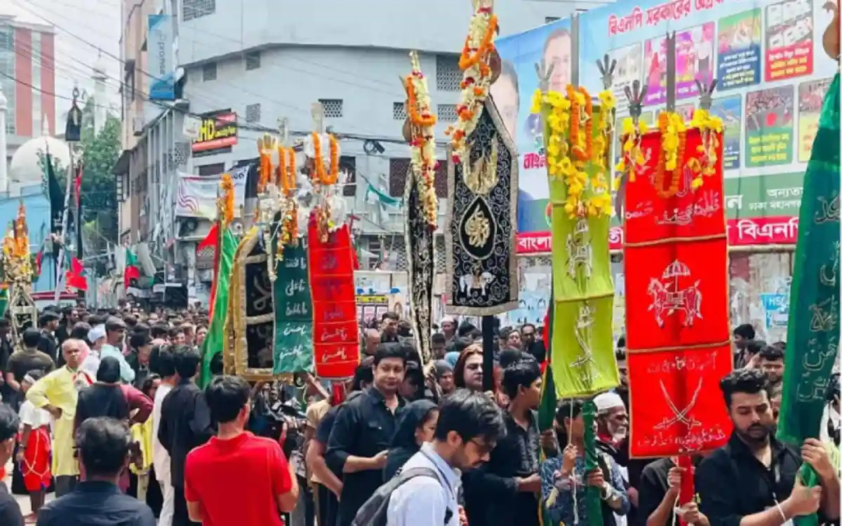 তাজিয়া মিছিলের দৃশ্য, হাজার হাজার মানুষ অংশগ্রহণ করছে।. Channel i News - চ্যানেল আই নিউজ