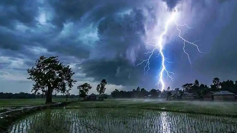 বজ্রপাতের সময় আকাশের দৃশ্য, গগনবিদারী আলো ও অন্ধকার মেঘের মাঝে. Channel i News - চ্যানেল আই নিউজ