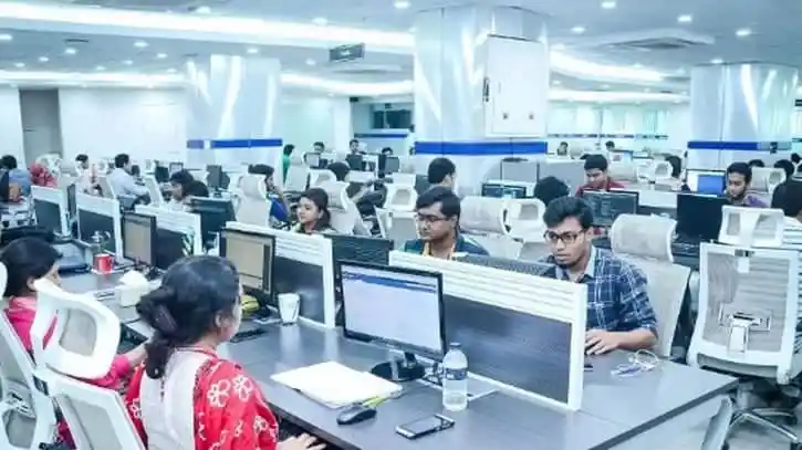 অফিসে কর্মরত মানুষজন কম্পিউটার ব্যবহার করছে, কাজের জন্য প্রস্তুত. Channel i News - চ্যানেল আই নিউজ