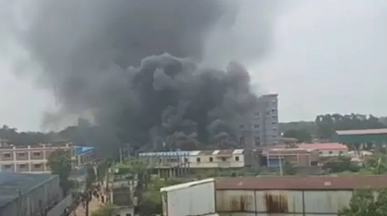 গাজীপুরে কারখানায় ভয়াবহ অগ্নিকাণ্ডের ধোঁয়া আকাশে ছড়িয়ে পড়েছে. Channel i News - চ্যানেল আই নিউজ