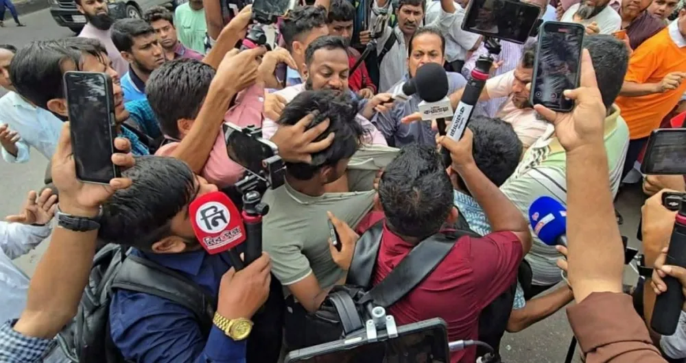‘আওয়ামী লীগের দোসর’ আখ্যা দিয়ে ধানমন্ডিতে সাংবাদিককে মারধর