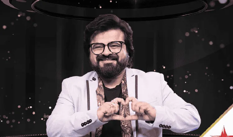 প্রীতম হাসছেন, হাতের আঙুলে হৃদয় চিহ্ন তৈরি করছেন. Channel i News - চ্যানেল আই নিউজ