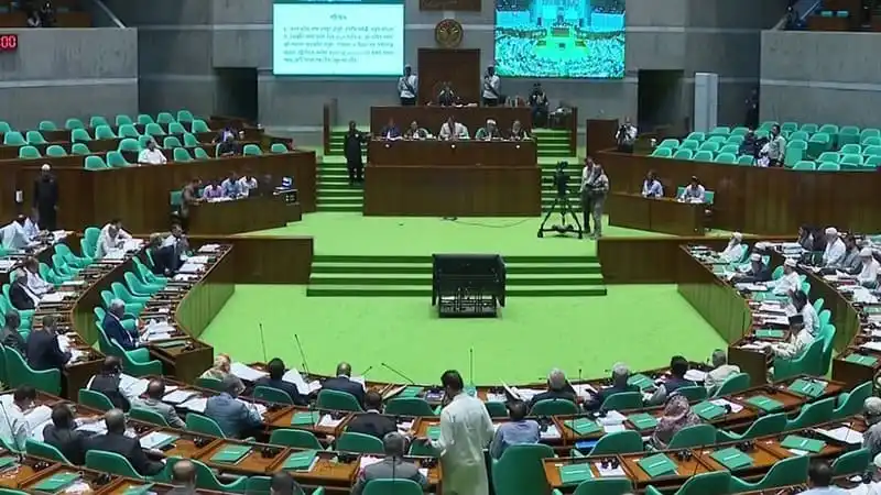 জাতীয় সংসদে বাজেট পাসের দৃশ্য, সংসদ সদস্যরা উপস্থিত. Channel i News - চ্যানেল আই নিউজ