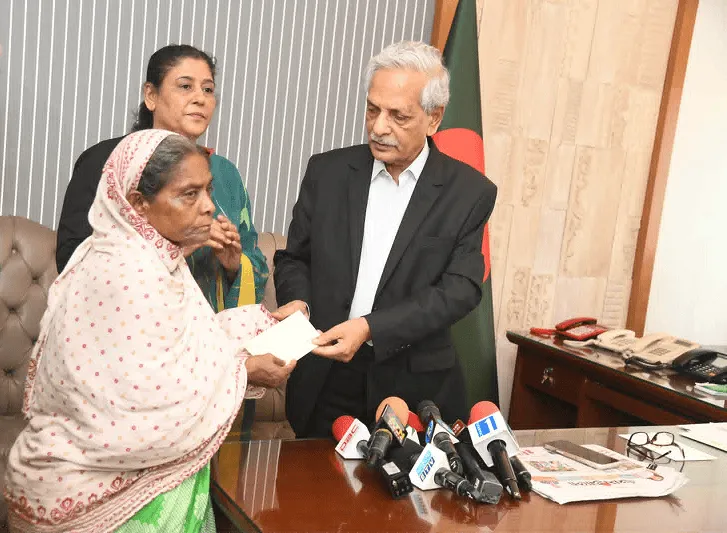 প্রধান অতিথি লাইলী বাউলকে আর্থিক অনুদান প্রদান করছেন. Channel i News - চ্যানেল আই নিউজ