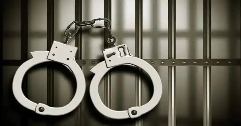 জেলখানার কপাটের সামনে হ্যান্ডকাফ লাগানো হাতের ছবি. Channel i News - চ্যানেল আই নিউজ