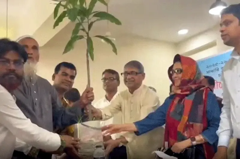 প্রধান অতিথি নতুন গাছের চারা রোপণ করছেন, চারপাশে উপস্থিত অতিথিরা. Channel i News - চ্যানেল আই নিউজ
