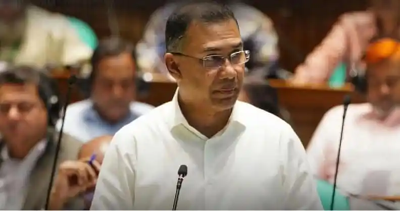 বাংলাদেশের একজন সরকারী কর্মকর্তা বা রাজনীতিবিদ, বৈঠকে বক্তৃতা দিচ্ছেন. Channel i News - চ্যানেল আই নিউজ