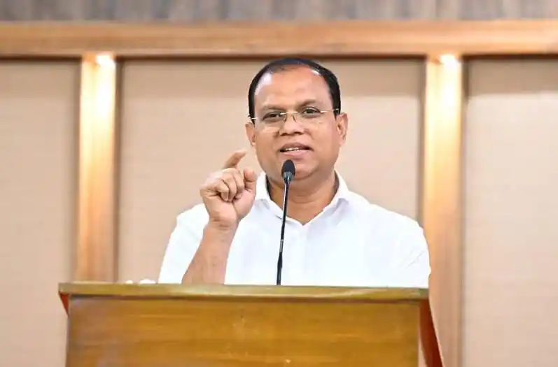 আতিকুর রহমান রুমন বক্তৃতা দিচ্ছেন, পত্রিকা ও টেলিভিশন সাংবাদিকদের উদ্দেশ্যে. Channel i News - চ্যানেল আই নিউজ