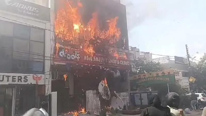 উত্তরপ্রদেশের কোচিং সেন্টারে অগ্নিকাণ্ডে আগুন ছড়িয়ে পড়ছে. Channel i News - চ্যানেল আই নিউজ