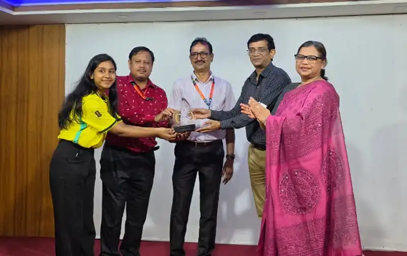 পুরস্কার গ্রহণের সময় চ্যানেল আই অনলাইন প্রতিনিধিরা. Channel i News - চ্যানেল আই নিউজ