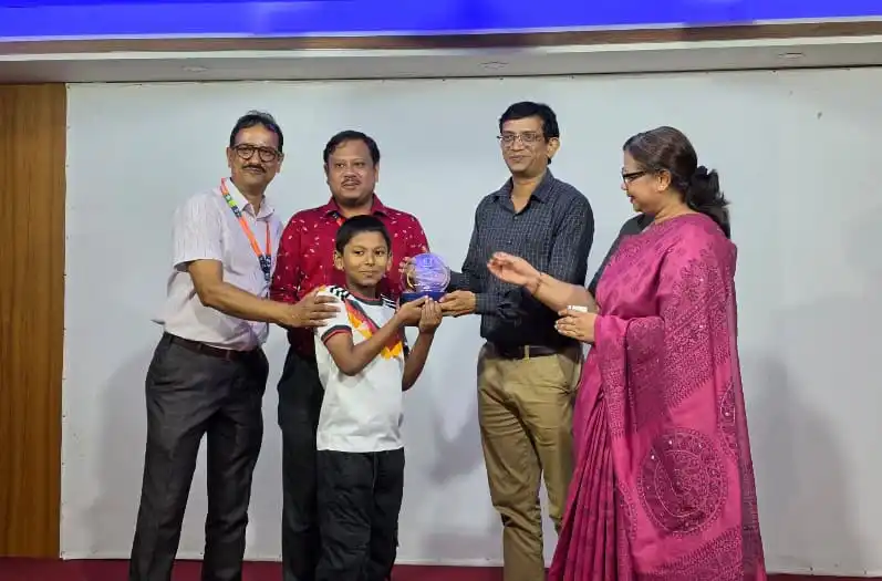 পুরস্কার গ্রহণ করছেন শিশু ও অতিথিরা, অনুষ্ঠানে উপস্থিত অতিথিরা. Channel i News - চ্যানেল আই নিউজ