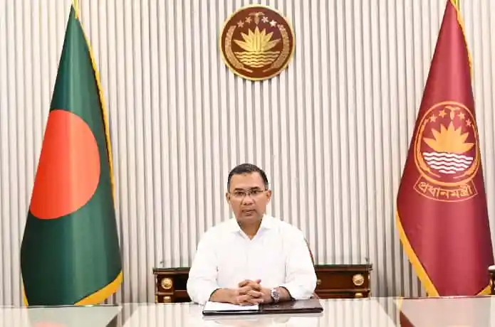 প্রধানমন্ত্রী জাতীয় পতাকা ও রাষ্ট্রীয় পতাকাসহ অফিসে বসে আছেন. Channel i News - চ্যানেল আই নিউজ