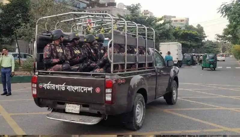 বিজিবি সদস্যরা ৫ জেলায় মোতায়েনের জন্য ট্রাকে বসে প্রস্তুত. Channel i News - চ্যানেল আই নিউজ
