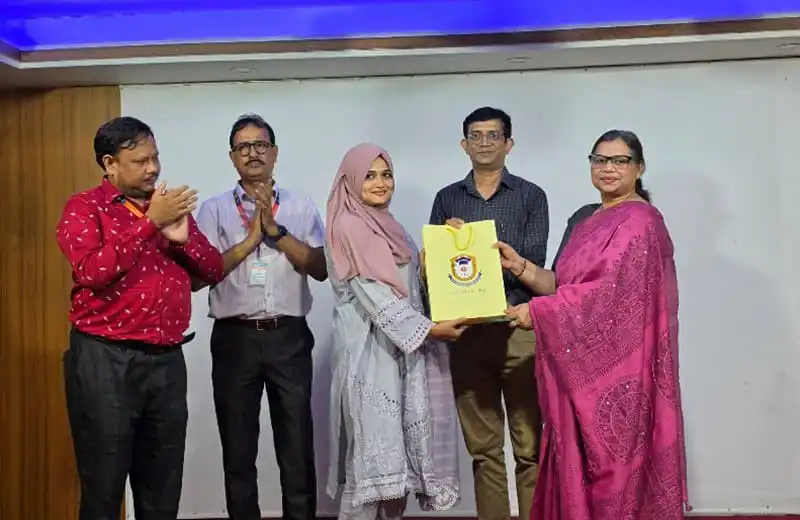 পুরস্কার গ্রহণের সময় চ্যানেল আই অনলাইন প্রতিনিধিরা. Channel i News - চ্যানেল আই নিউজ