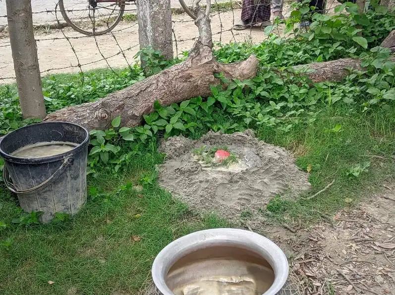জয় বাংলা লেখা বোমাসদৃশ বস্তু উদ্ধার, গ্রামে বিস্ফোরক সন্দেহে তদন্ত চলছে।. Channel i News - চ্যানেল আই নিউজ