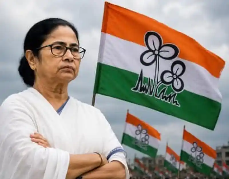ভারতীয় রাজনীতিবিদ মমতা বন্দ্যোপাধ্যায়ের ছবি, তৃণমূলের পতাকা হাতে।. Channel i News - চ্যানেল আই নিউজ